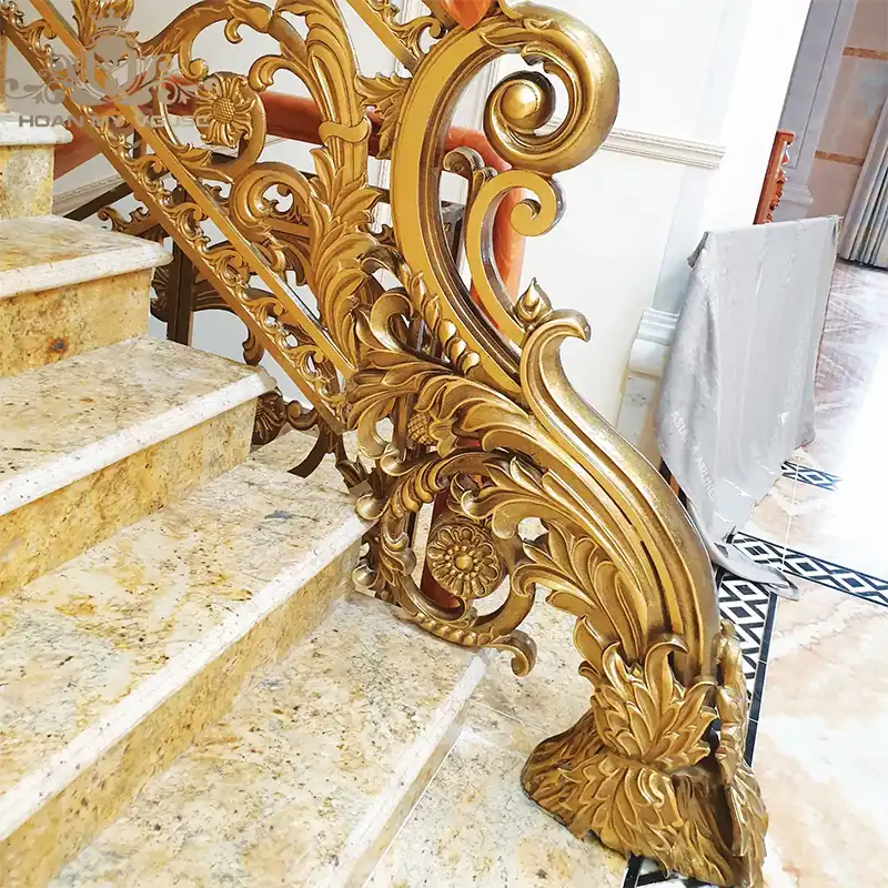 cầu thang nhôm đúc tay vịn bằng gỗ